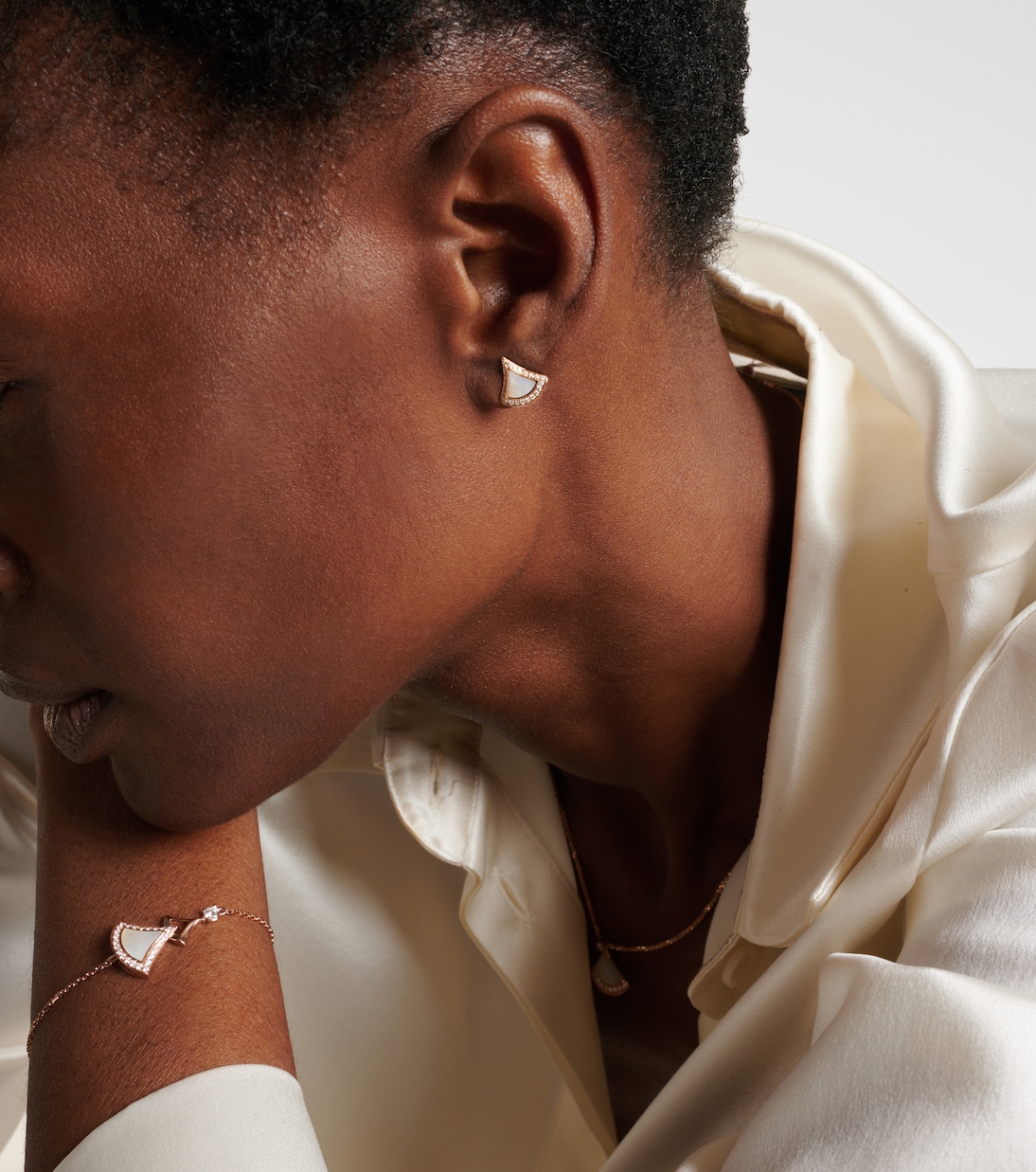 Boucles d'oreilles Divas' Dream en or rose 18 ct, nacre et diamants | Bvlgari
