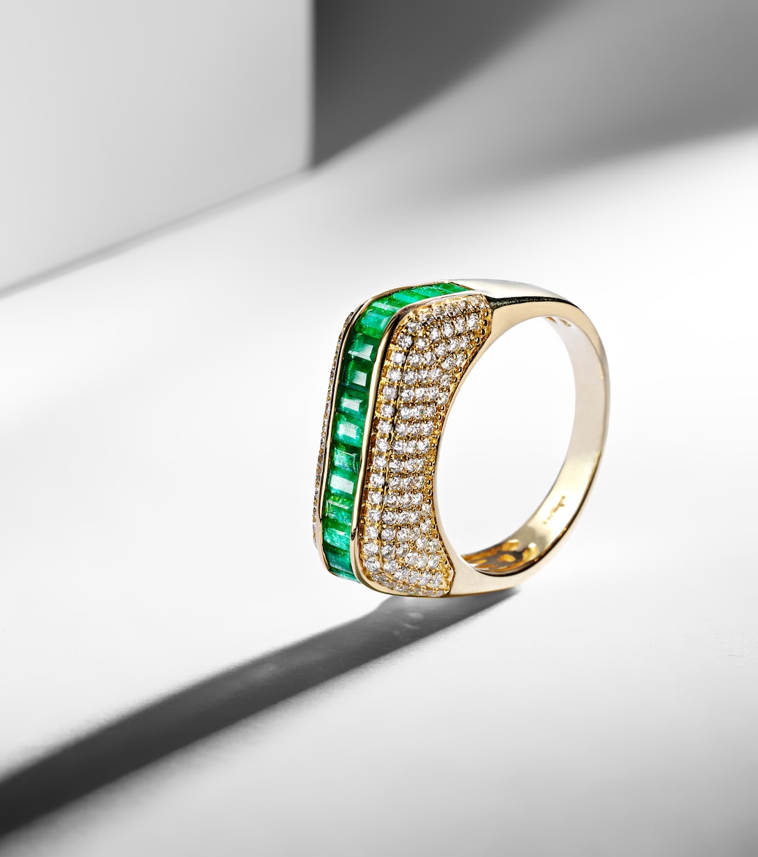 Anello in oro 18 ct con smeraldi e diamanti | Rainbow K