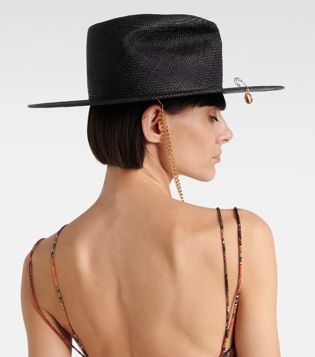 Cappello di paglia con dettagli a catena firmato Ruslan Baginskiy per uno stile giovane e trendy