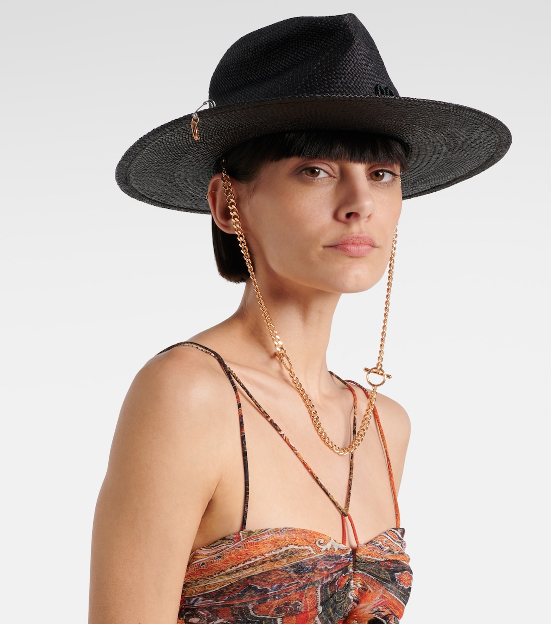 Cappello di paglia con dettagli a catena firmato Ruslan Baginskiy per uno stile giovane e trendy