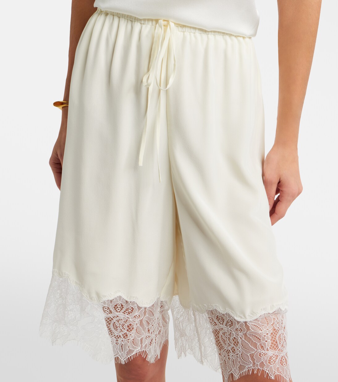 Bermuda-Shorts Verano aus Seidensatin mit Spitze | Staud