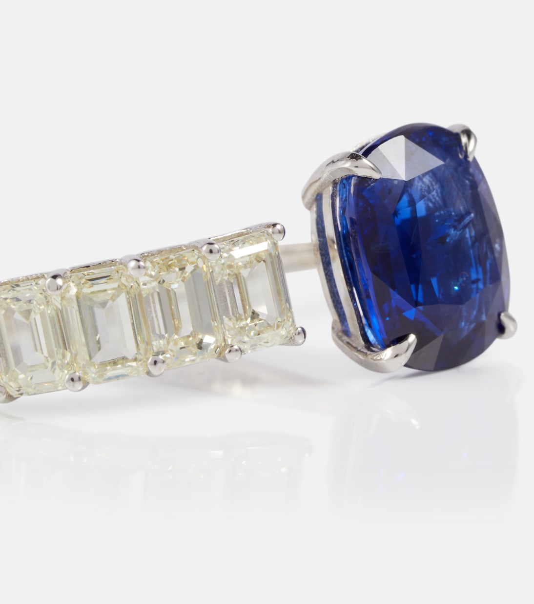 Anello in oro bianco 18kt con zaffiro galleggiante e diamanti, design moderno per giovani