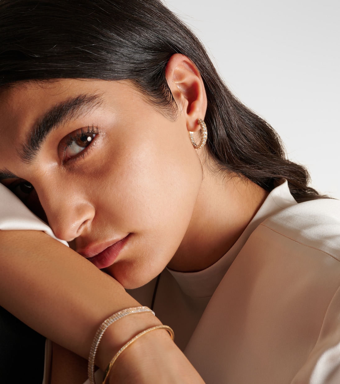 Orecchini a cerchio in oro 18kt con diamanti, design moderno per giovani trendsetter