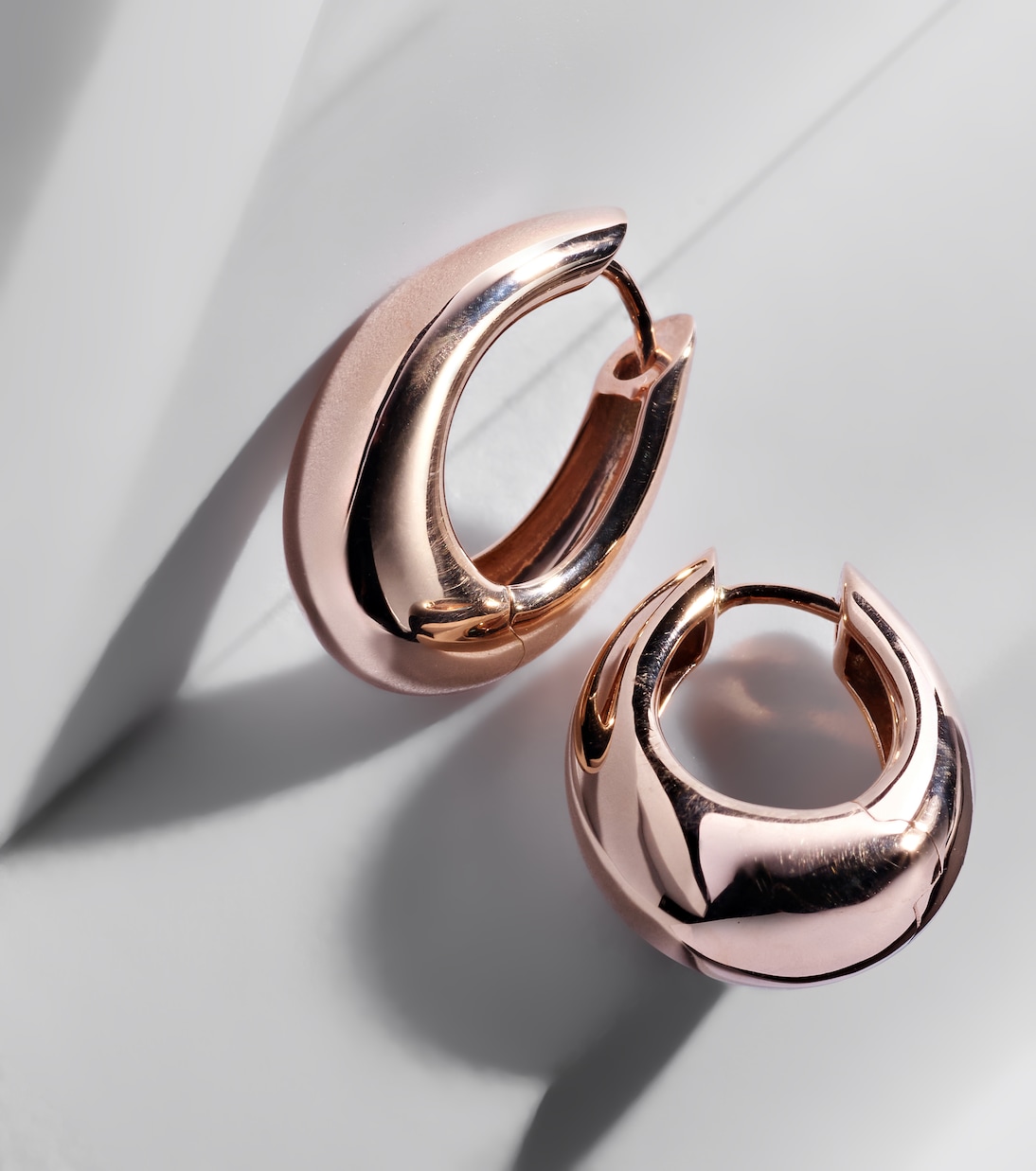 Orecchini in oro rosa 18kt con icona ANANYA Chakra per stile giovane e moderno