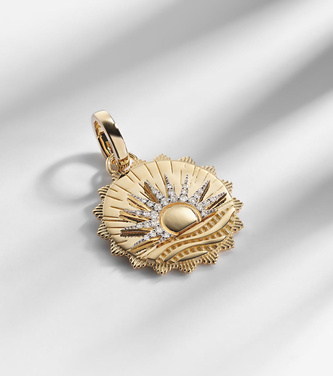 Anhänger New Beginnings - Internal Compass aus 18kt Gelbgold mit Diamanten | FoundRae
