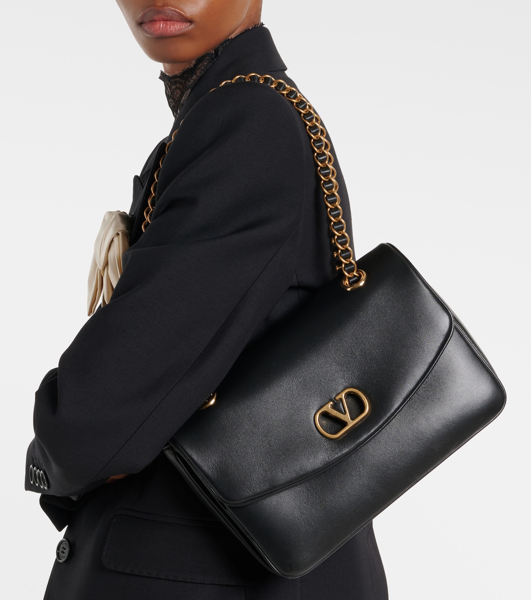 Djuna Medium leather shoulder bag | Valentino Garavani