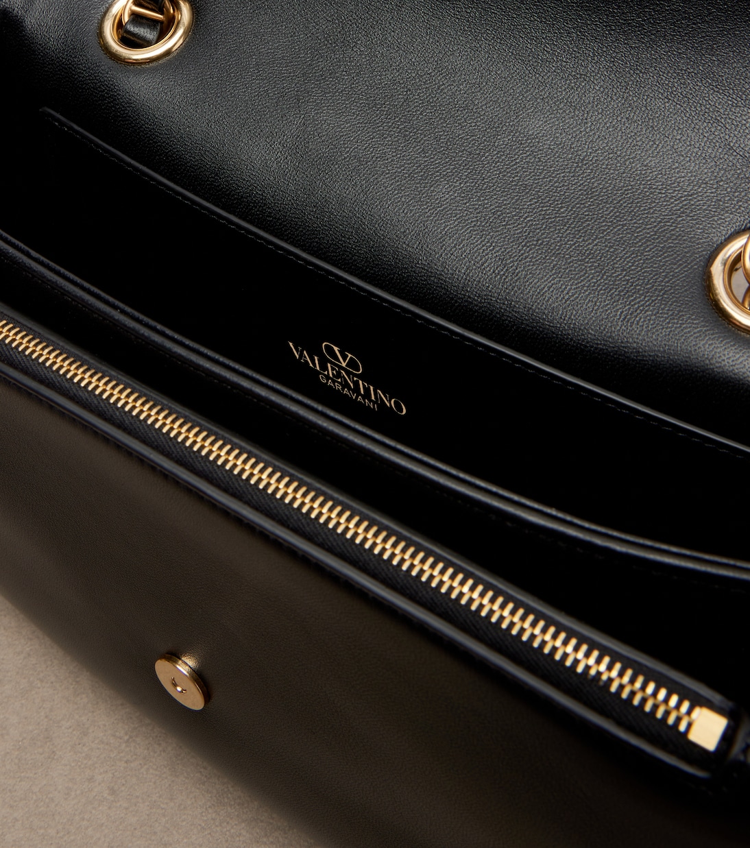 Djuna Medium leather shoulder bag | Valentino Garavani