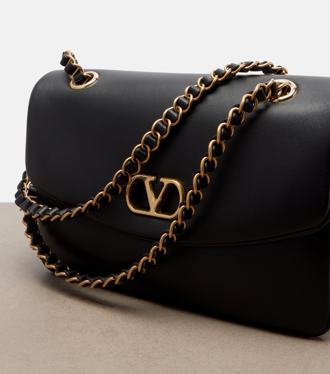 Djuna Medium leather shoulder bag | Valentino Garavani