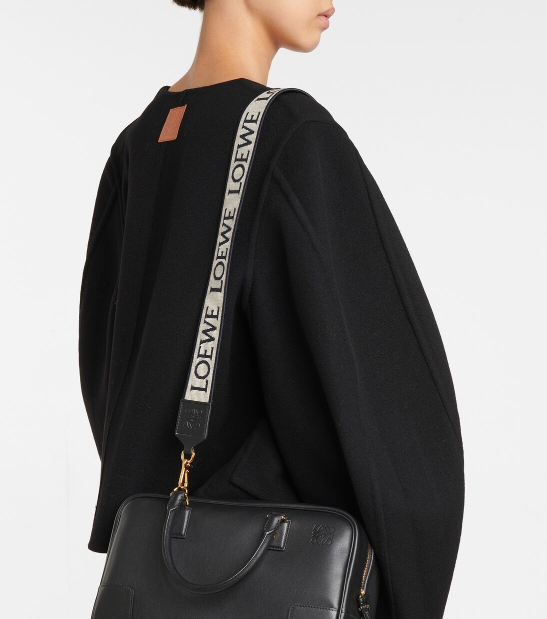 Anagram leather-trimmed bag strap in beige - Loewe | Mytheresa