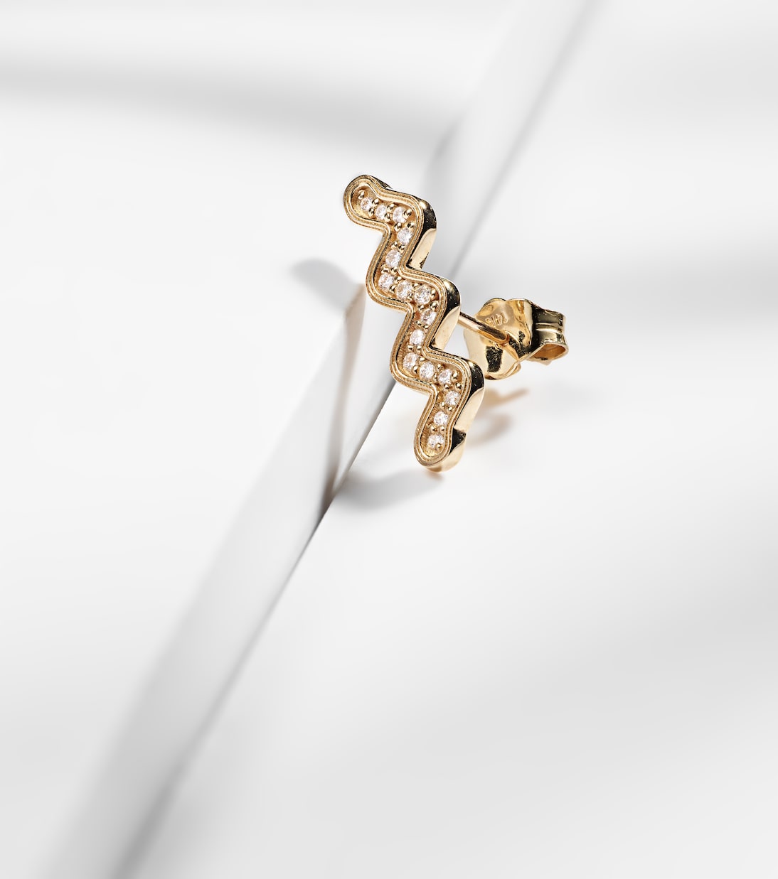 Orecchino singolo in oro 14kt con design ondulato e diamanti, stile Sydney Evan per giovani trendy