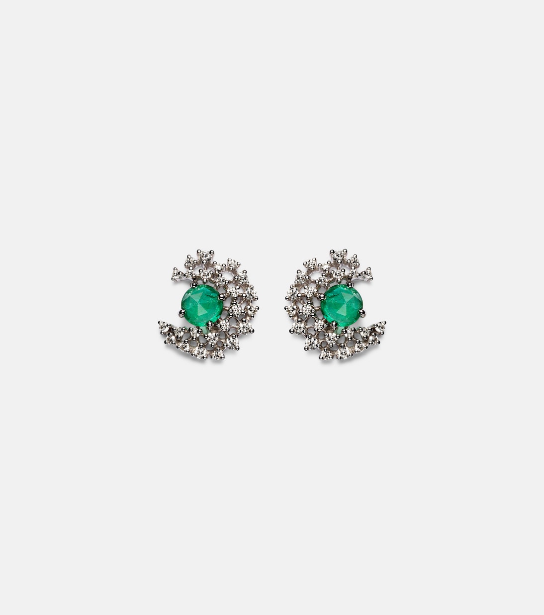 Orecchini ANANYA in oro bianco 18kt con dettagli in diamanti e smeraldi per uno stile giovane e raffinato