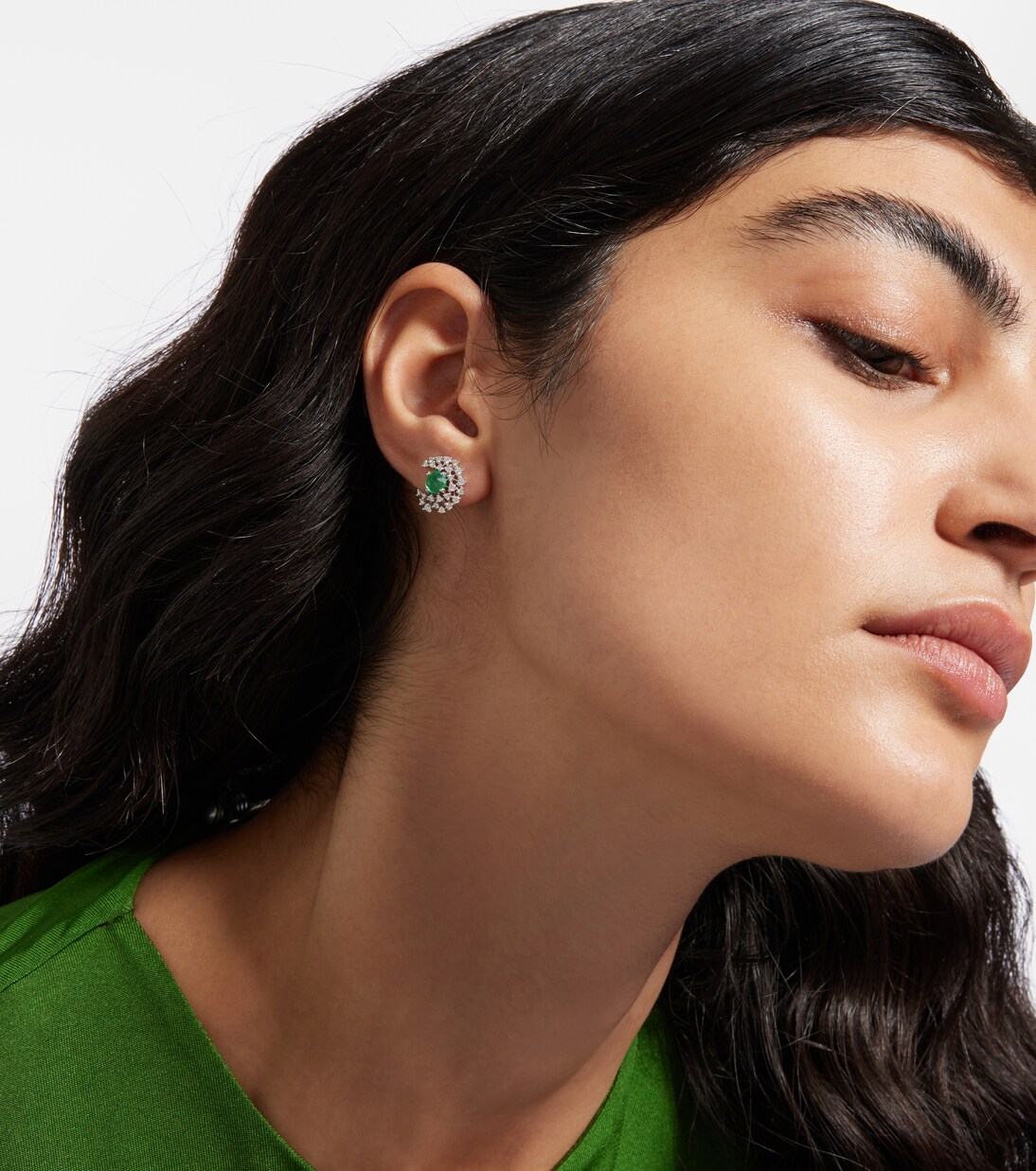 Orecchini ANANYA in oro bianco 18kt con dettagli in diamanti e smeraldi per uno stile giovane e raffinato