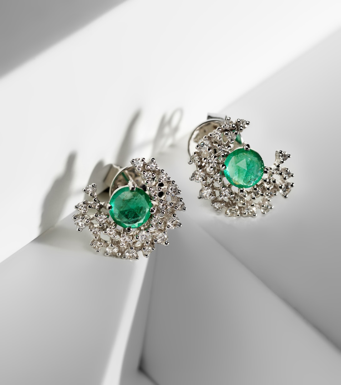 Orecchini ANANYA in oro bianco 18kt con dettagli in diamanti e smeraldi per uno stile giovane e raffinato