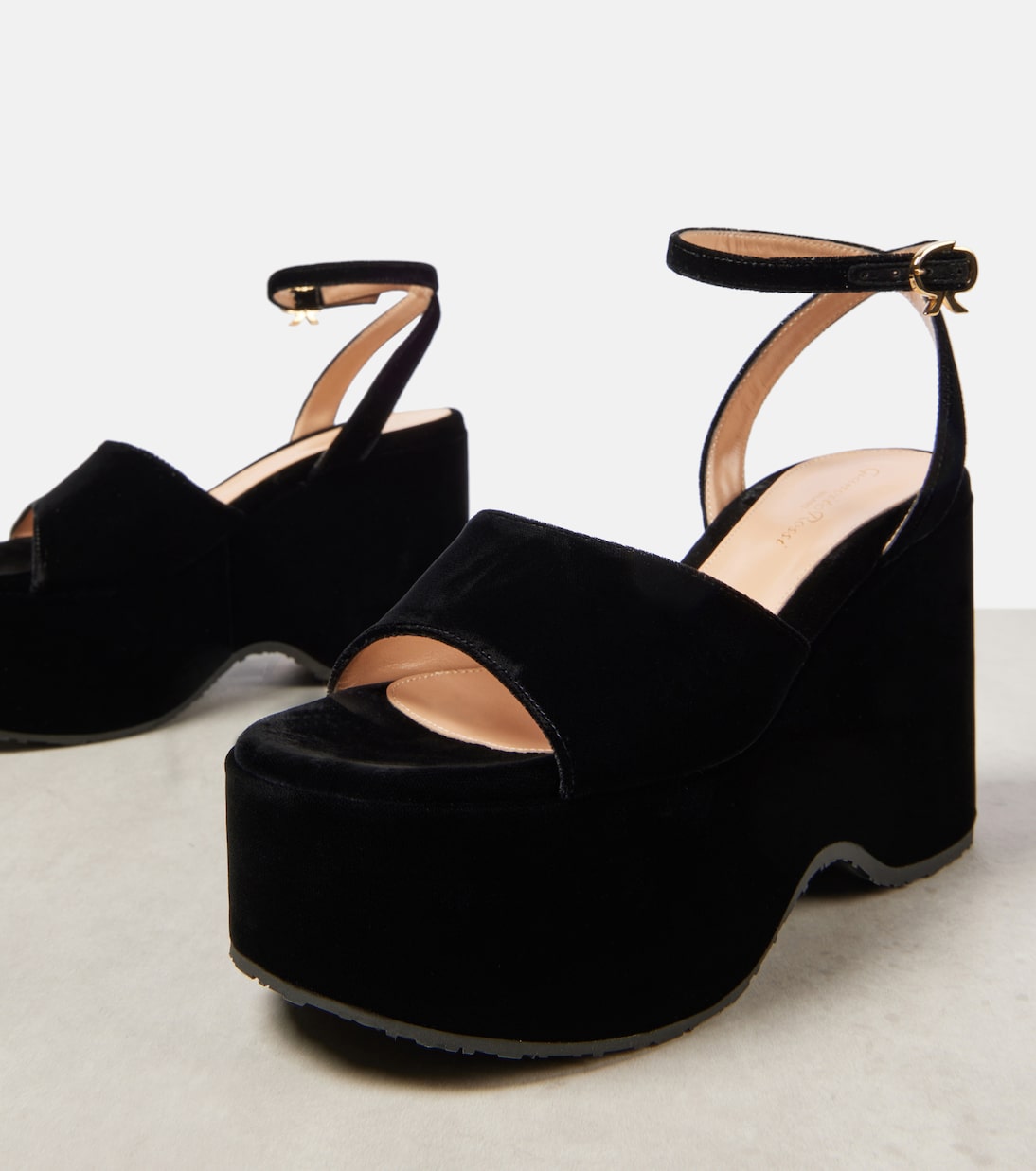 Sandalias con cuña de terciopelo | Gianvito Rossi