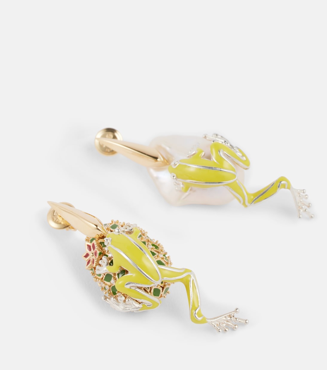 Orecchini Bottega Veneta Rana in argento placcato oro 18kt con perle, stile giovane e chic