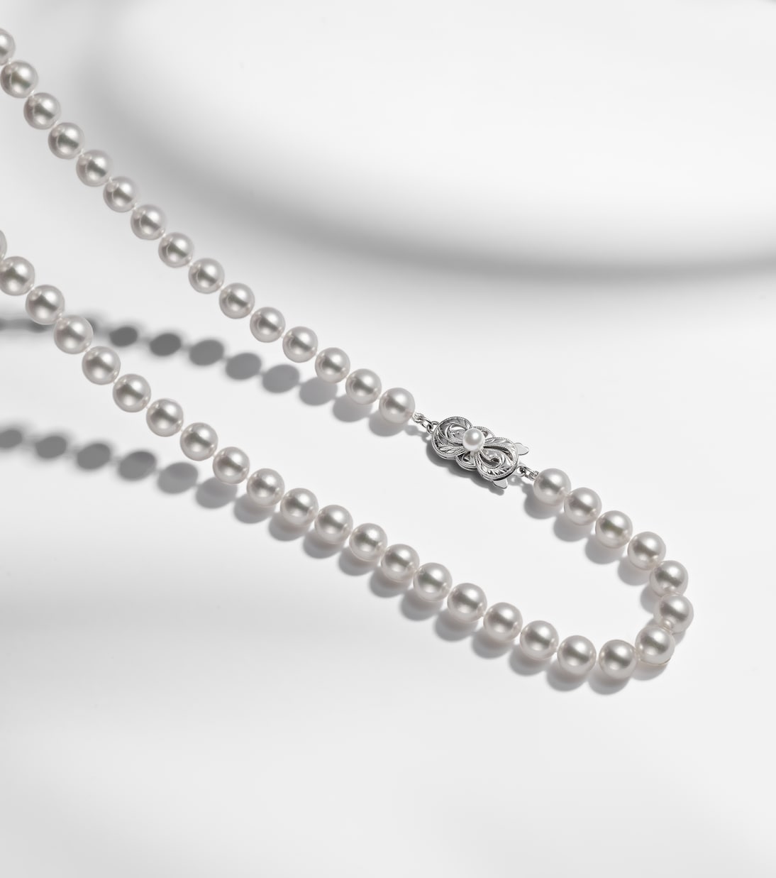 18kt white gold necklace with pearls | Mikimoto