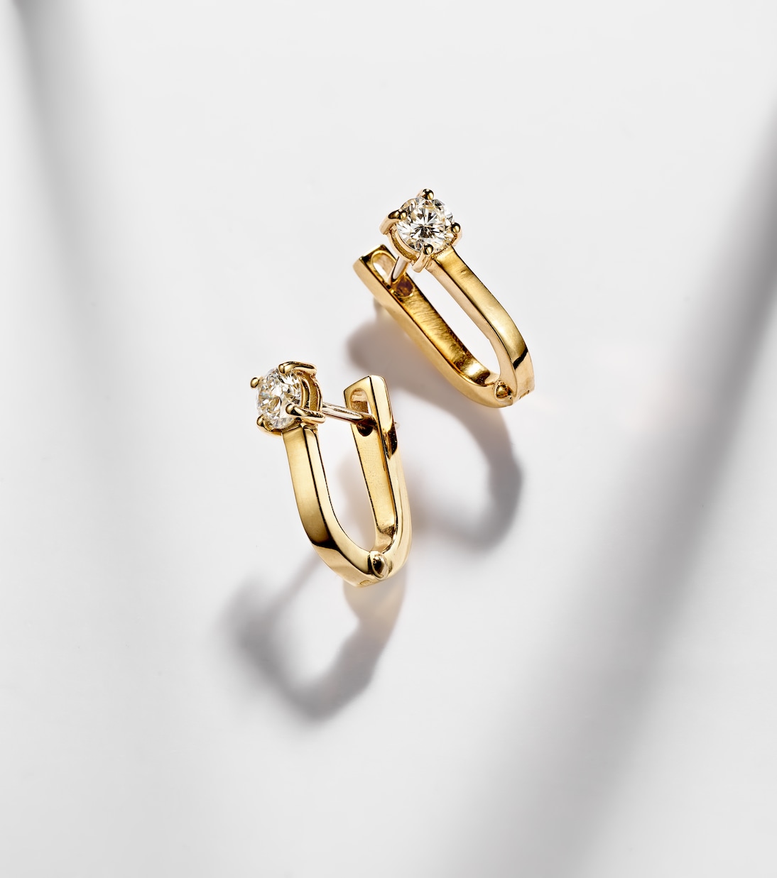 Orecchini Huggie Aria U in oro 18kt con diamanti di Melissa Kaye, design moderno per giovani