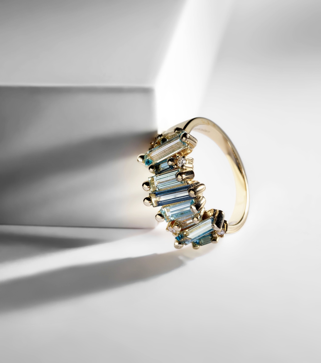 Bague en or 14 ct, topazes et diamants blancs | Suzanne Kalan