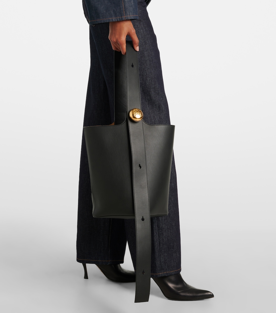 Pebble Medium leather bucket bag | Loewe