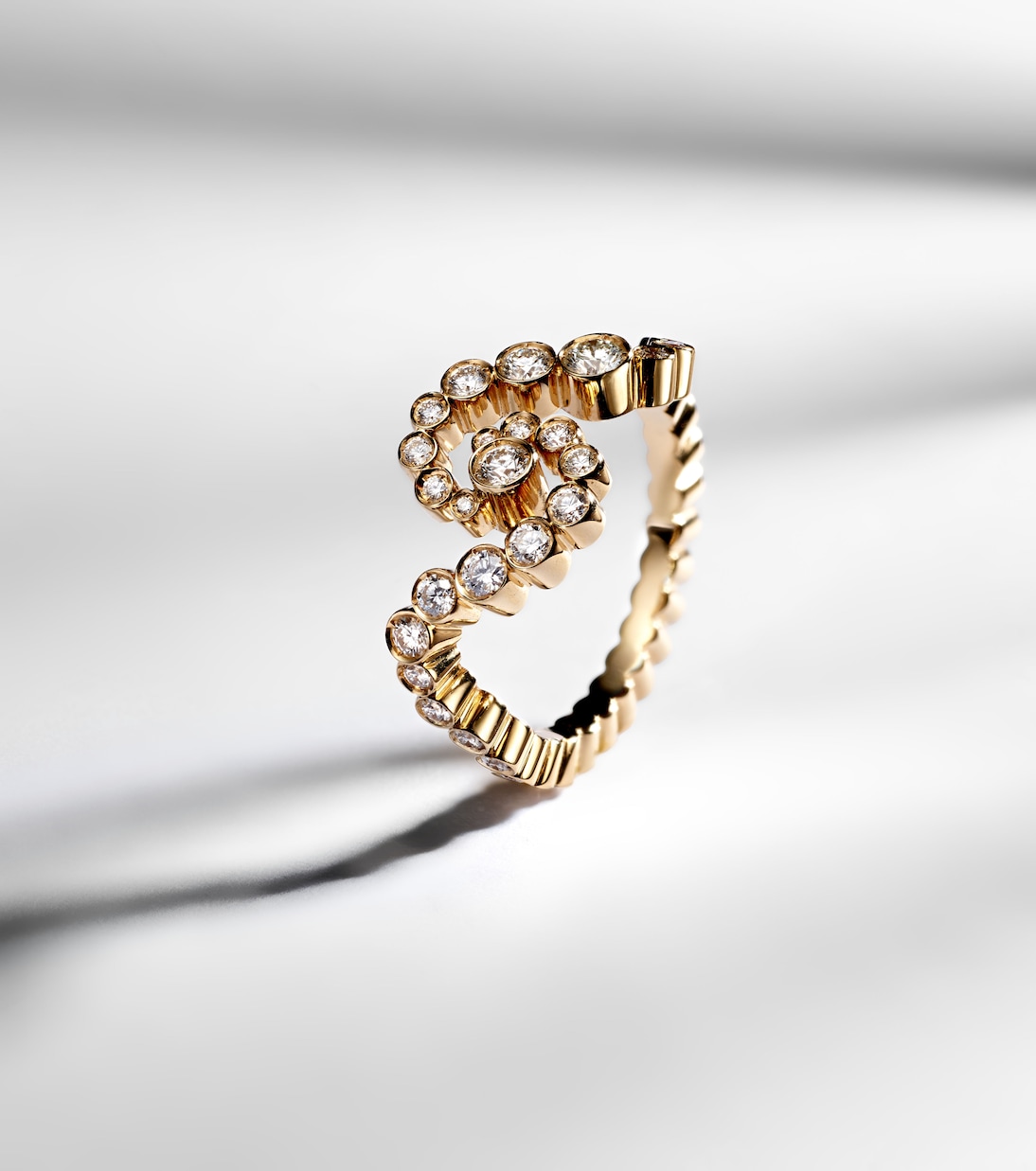Anello in oro 18kt con diamanti della collezione Ensemble De Ciel di SOPHIE BILLE BRAHE, perfetto per i giovani