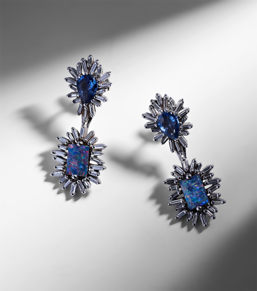 Boucles d'oreilles en or blanc 18 ct, saphirs, diamants et opales | Suzanne Kalan