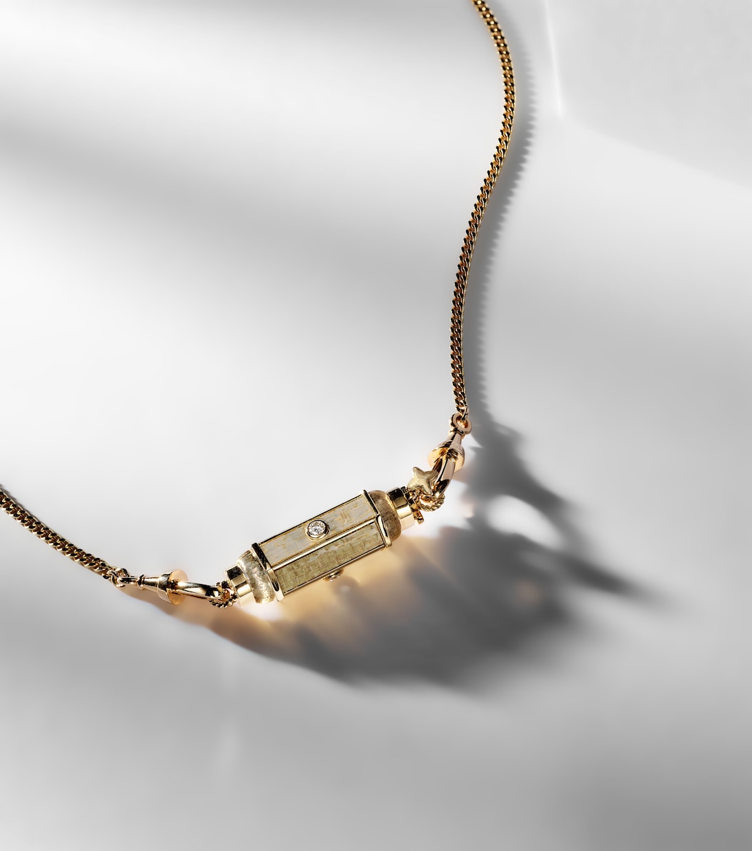 Collana con medaglione Coco in oro 18kt e diamanti, design esclusivo per giovani