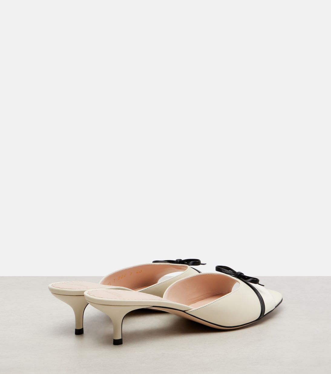 Mules Bepointy 45 en cuir verni | Valentino Garavani
