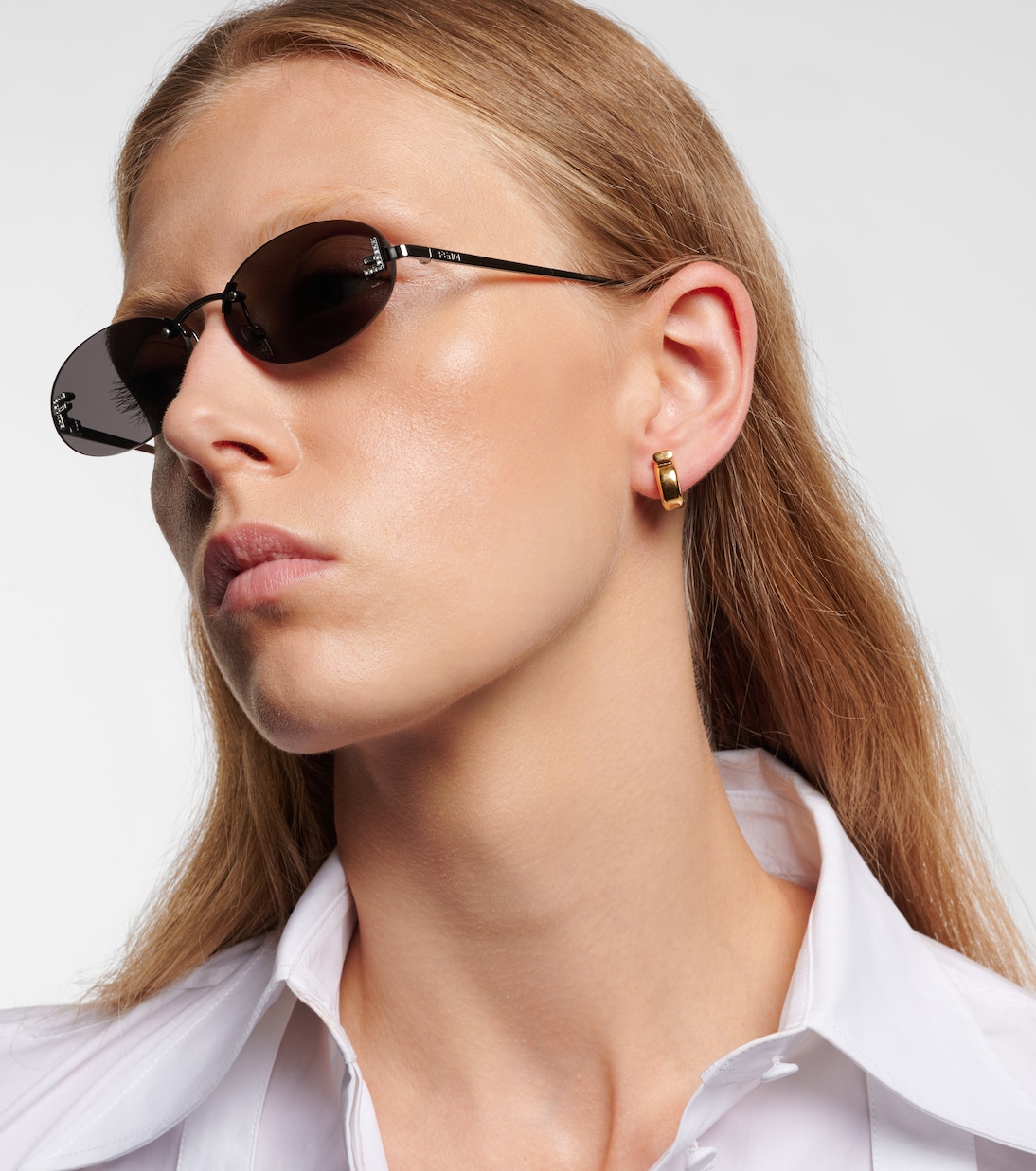 Occhiali da sole Fendi First con dettagli in cristallo, design ovale per uno stile giovane e trendy
