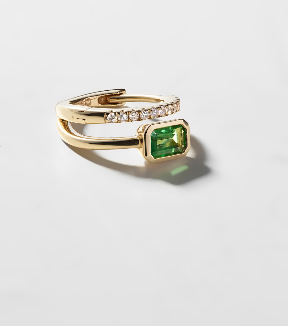 Orecchini a cerchio singolo in oro 14kt ROXANNE con diamanti e granato, design moderno per giovani