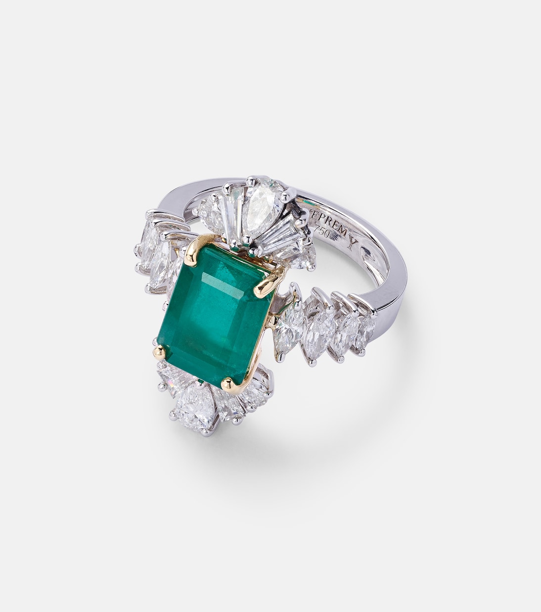 Anello Reign Supreme in oro bianco 18kt con diamanti e smeraldo  | Yeprem