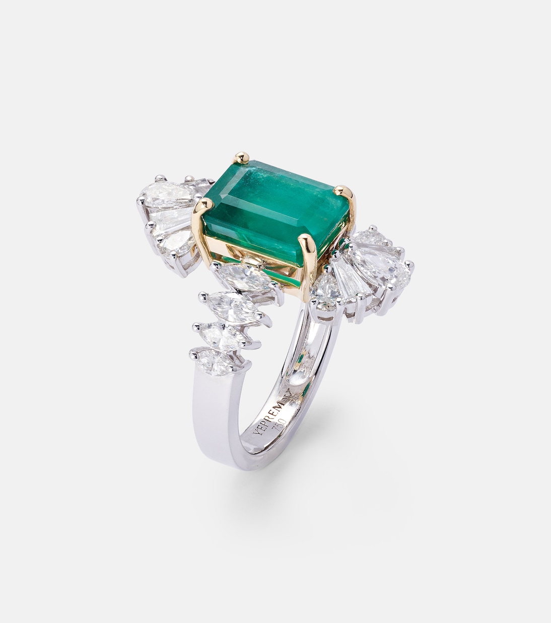 Anello Reign Supreme in oro bianco 18kt con diamanti e smeraldo  | Yeprem