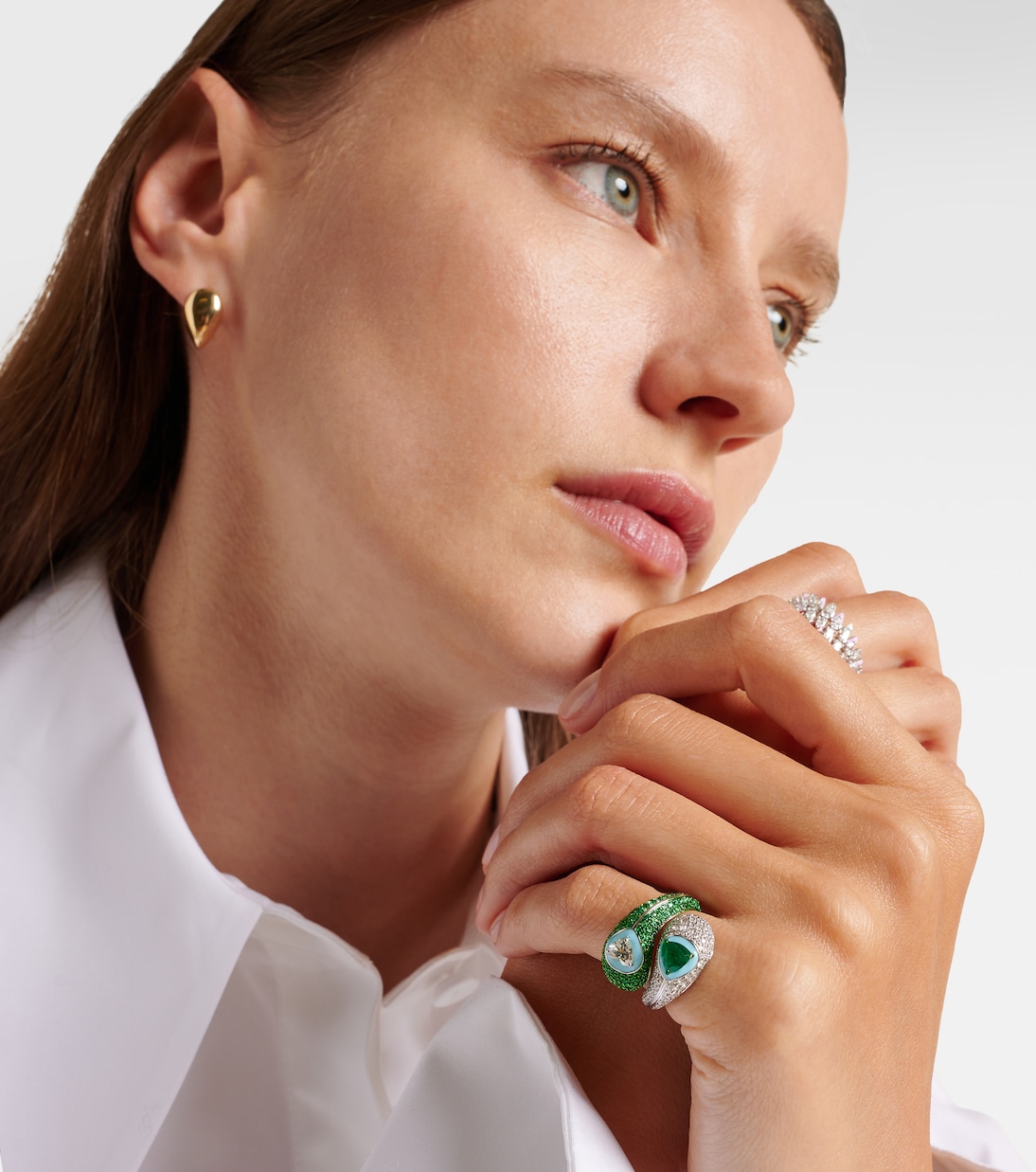 Anello Ying Yang in oro bianco 18kt e smalto con smeraldi e diamanti | Kamyen