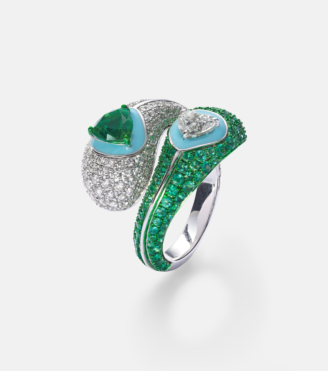 Anello Ying Yang in oro bianco 18kt e smalto con smeraldi e diamanti | Kamyen