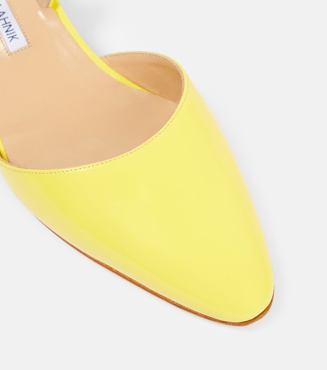 Scarpette slingback in vernice Aspro 30 di Manolo Blahnik per un look giovane e chic