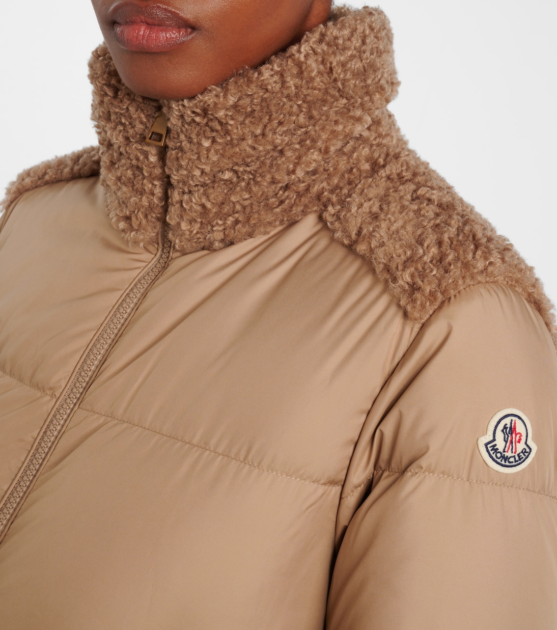 جاكيت محشوة بريش الإوز مقلّمة بالفليس Esnaie | Moncler