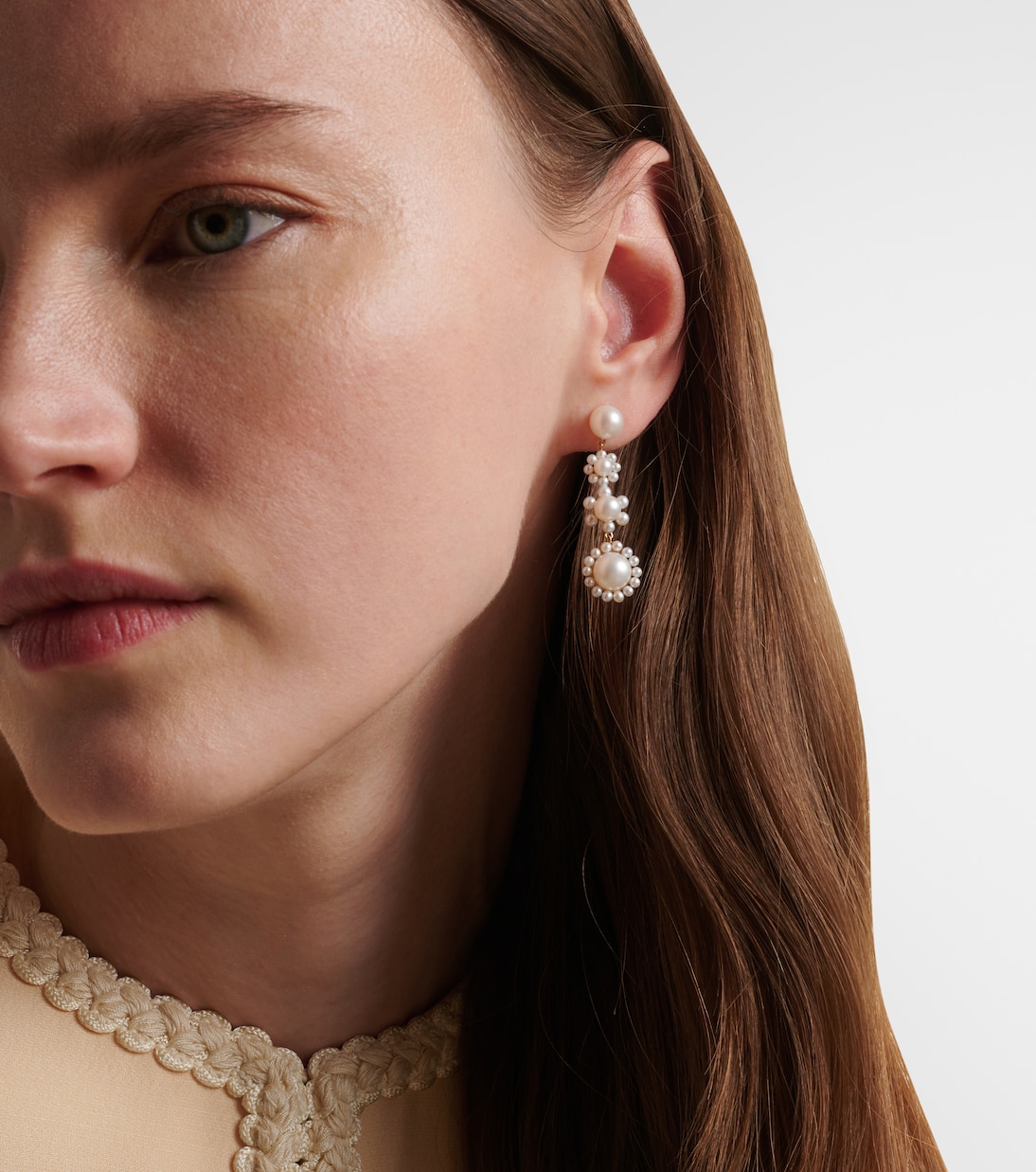 Orecchini in oro 14kt con perle d'acqua dolce Fleur Jeanne di Sophie Bille Brahe, design giovanile ed elegante.