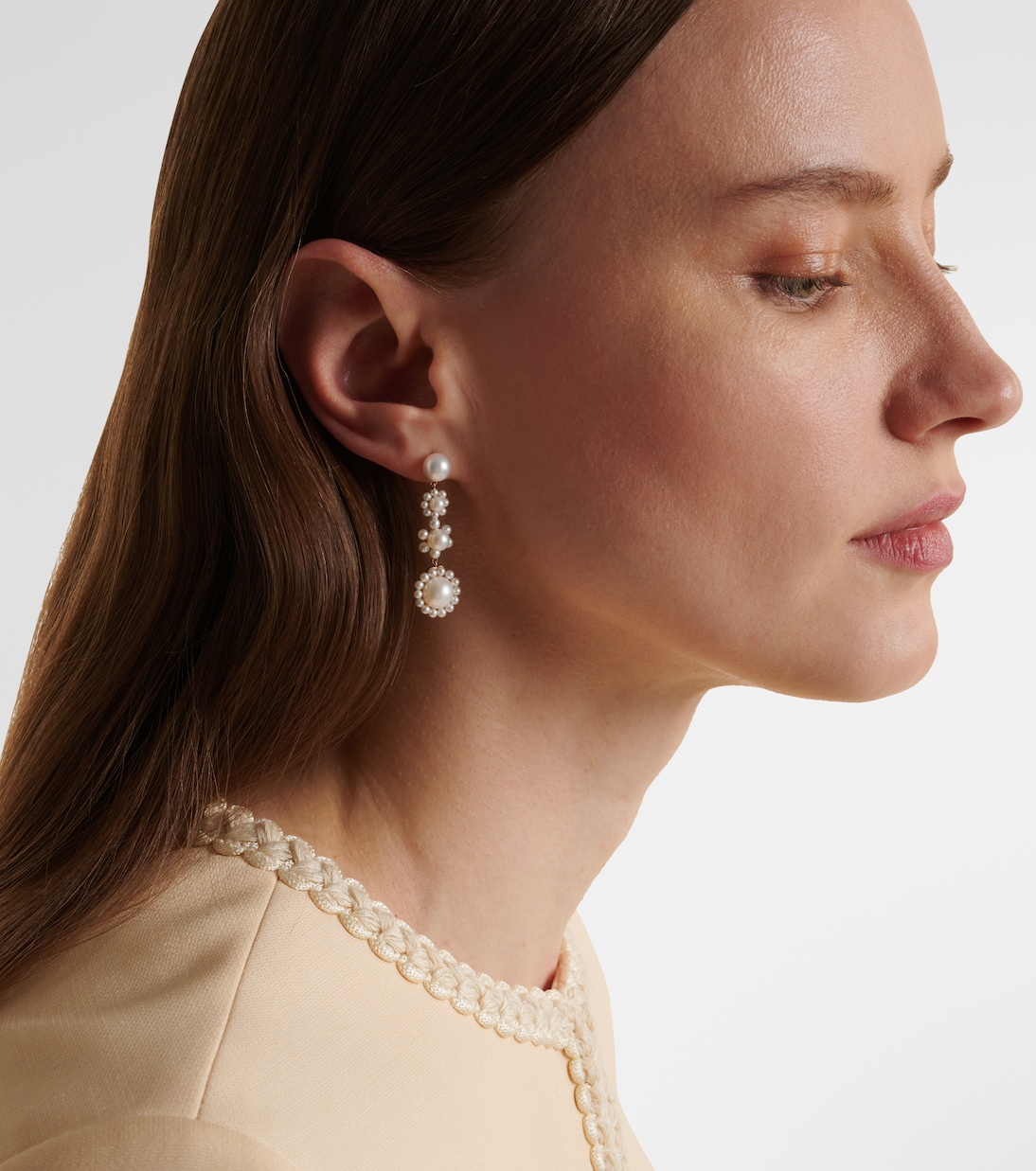 Orecchini in oro 14kt con perle d'acqua dolce Fleur Jeanne di Sophie Bille Brahe, design giovanile ed elegante.