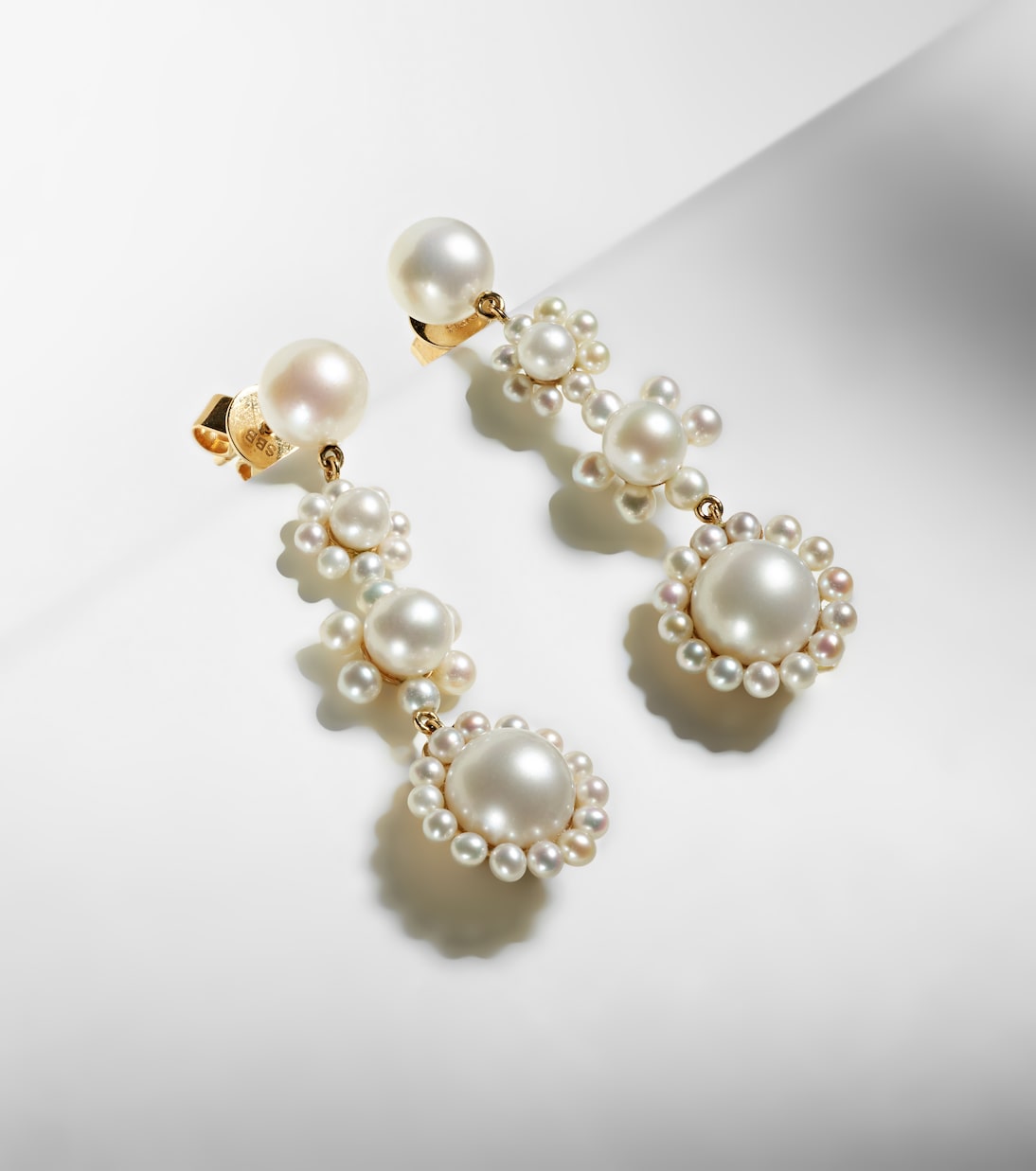 Orecchini in oro 14kt con perle d'acqua dolce Fleur Jeanne di Sophie Bille Brahe, design giovanile ed elegante.
