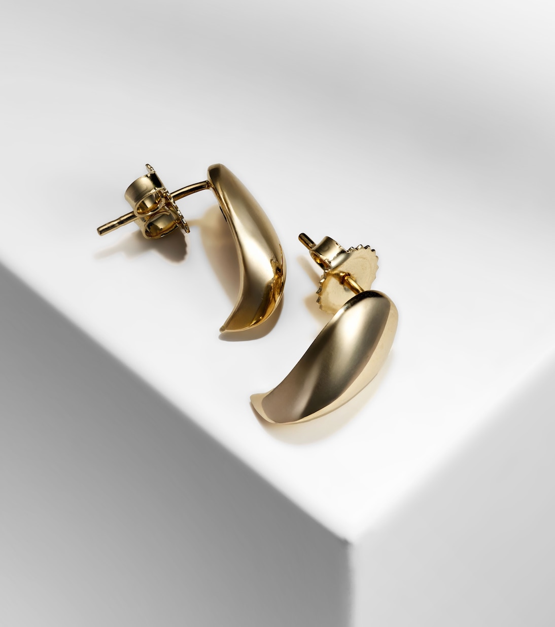 Boucles d'oreilles Curved Claw en or 18 ct | Suzanne Kalan