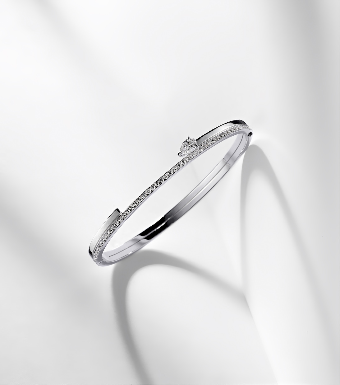 Bracciale in oro bianco 18kt con diamanti Serti Sur Vide per stile giovane e raffinato