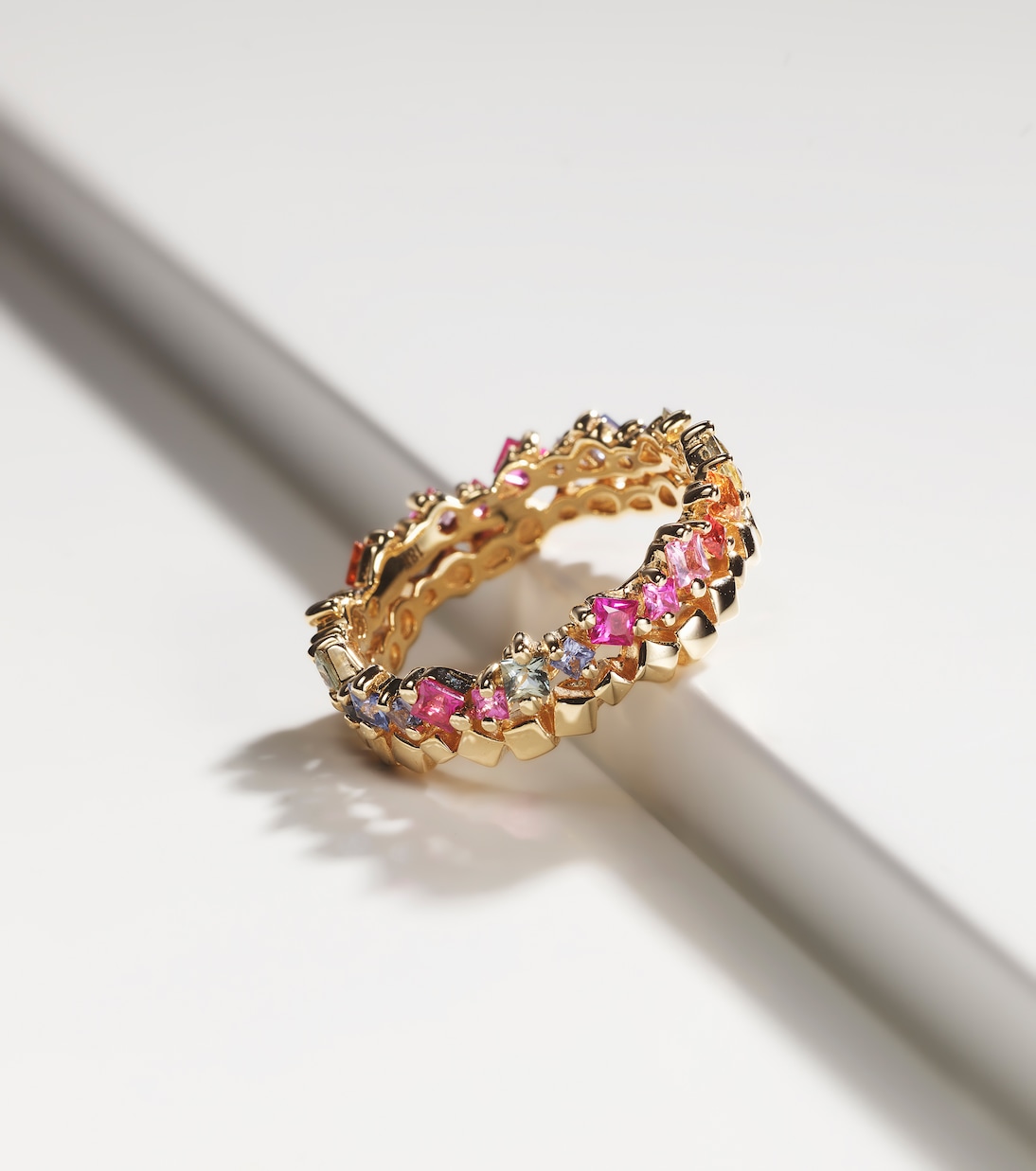 Anello Mini Rainbow in oro 18kt con zaffiri, design esclusivo Suzanne Kalan per giovani trendy