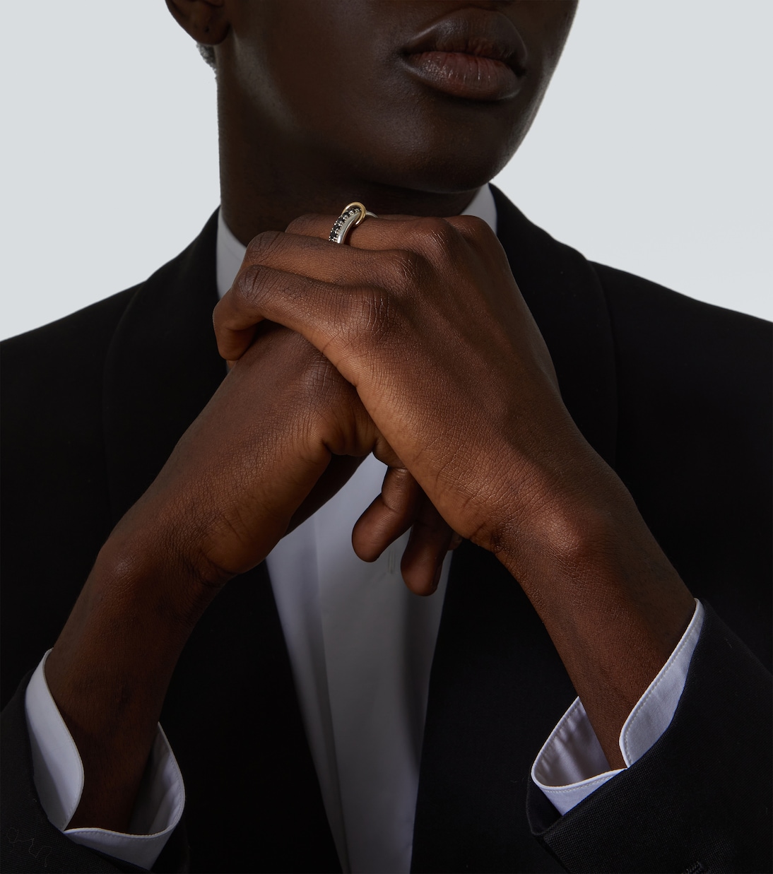 Anello Enzo SG Noir in oro 18kt e argento sterling con diamanti neri | Spinelli Kilcollin