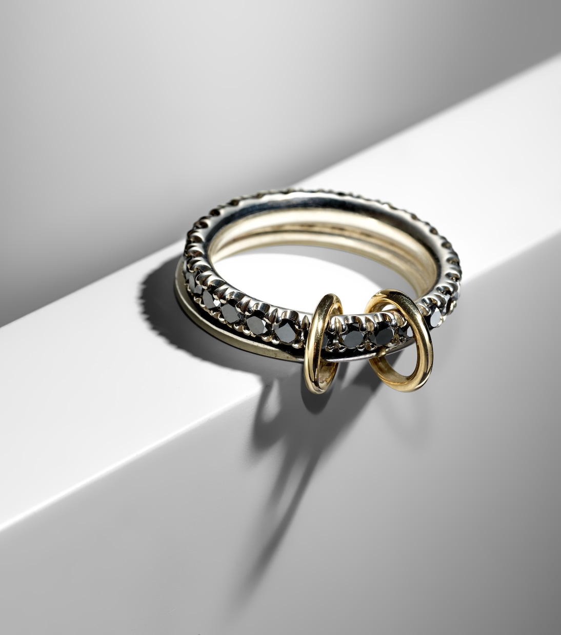 Anello Enzo SG Noir in oro 18kt e argento sterling con diamanti neri | Spinelli Kilcollin