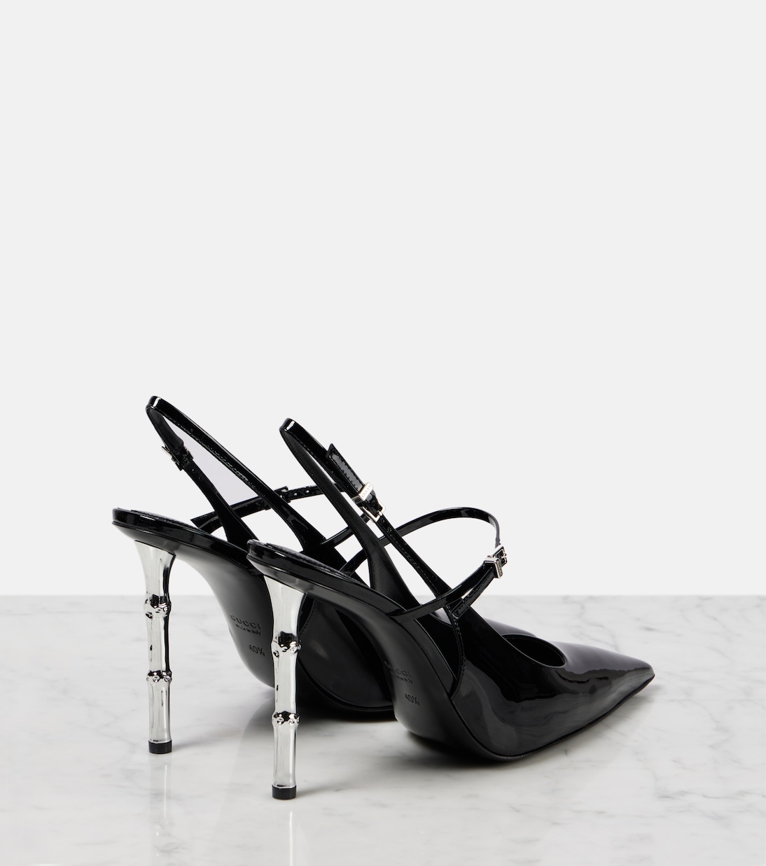 Scarpe con tacco GUCCI in vernice con cinturino alla caviglia, stile giovane e moderno.