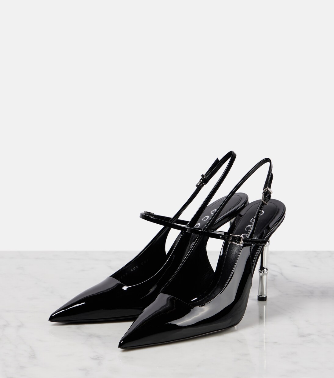 Scarpe con tacco GUCCI in vernice con cinturino alla caviglia, stile giovane e moderno.
