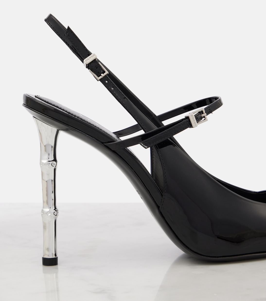 Scarpe con tacco GUCCI in vernice con cinturino alla caviglia, stile giovane e moderno.