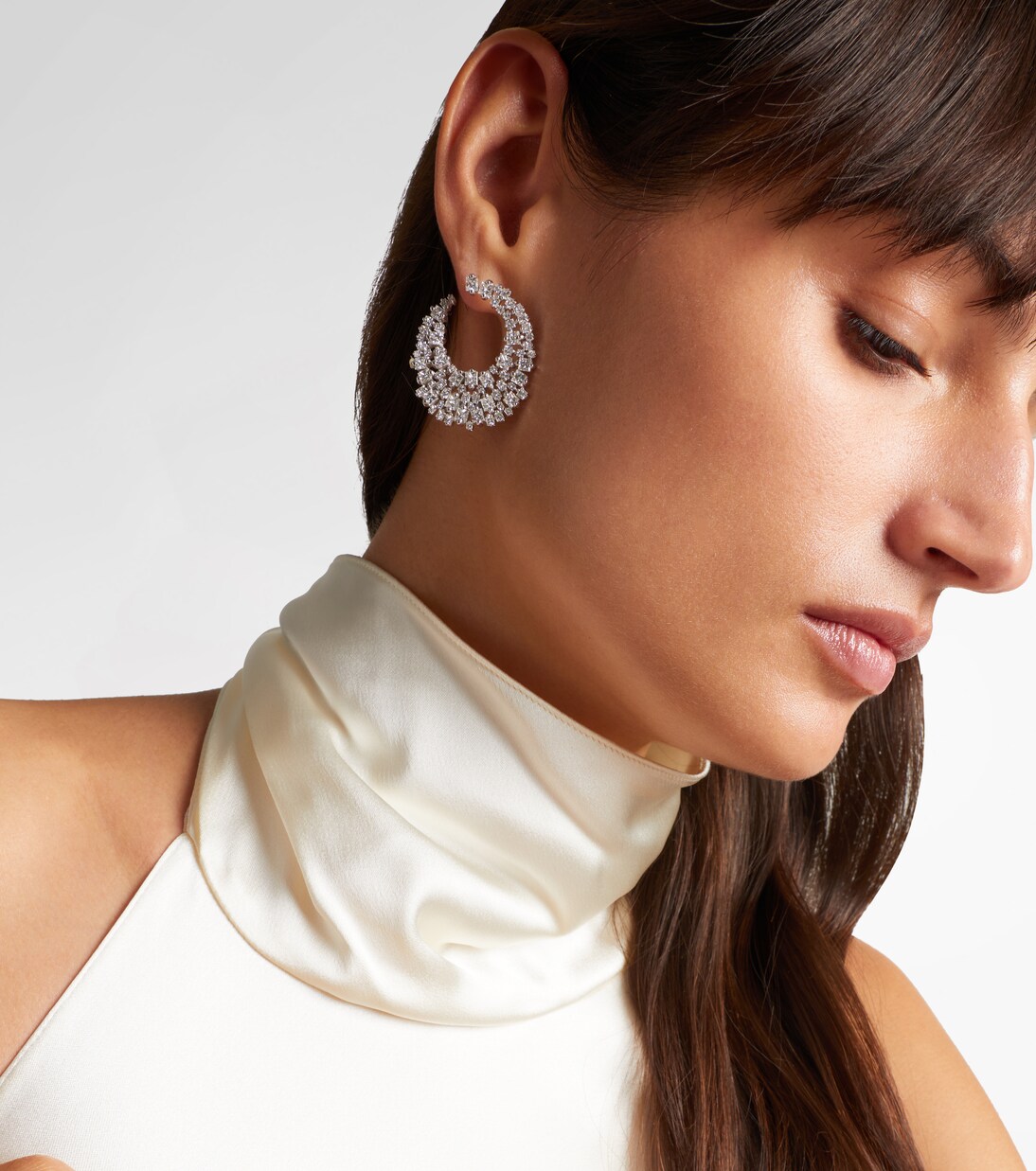 Orecchini a cerchio in oro bianco 18kt con diamanti | Suzanne Kalan
