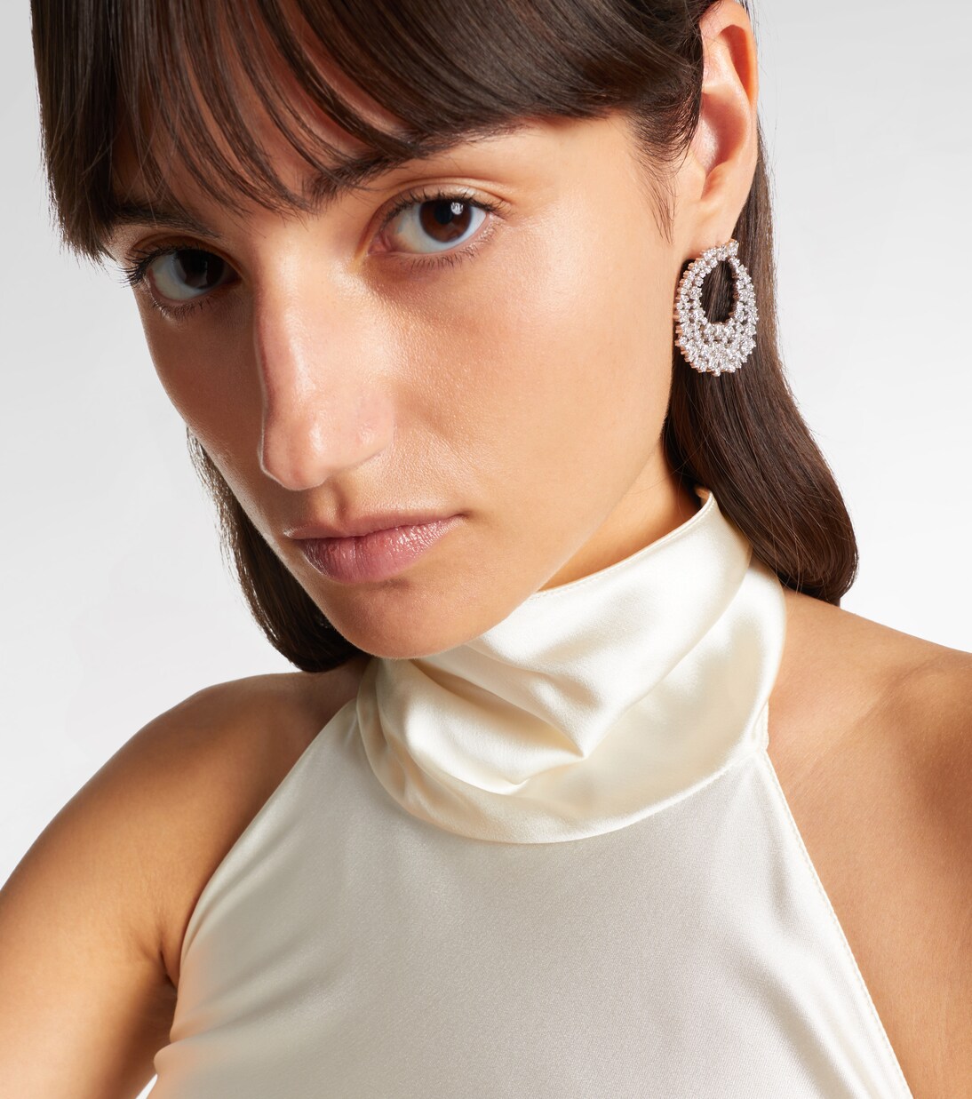 Orecchini a cerchio in oro bianco 18kt con diamanti | Suzanne Kalan