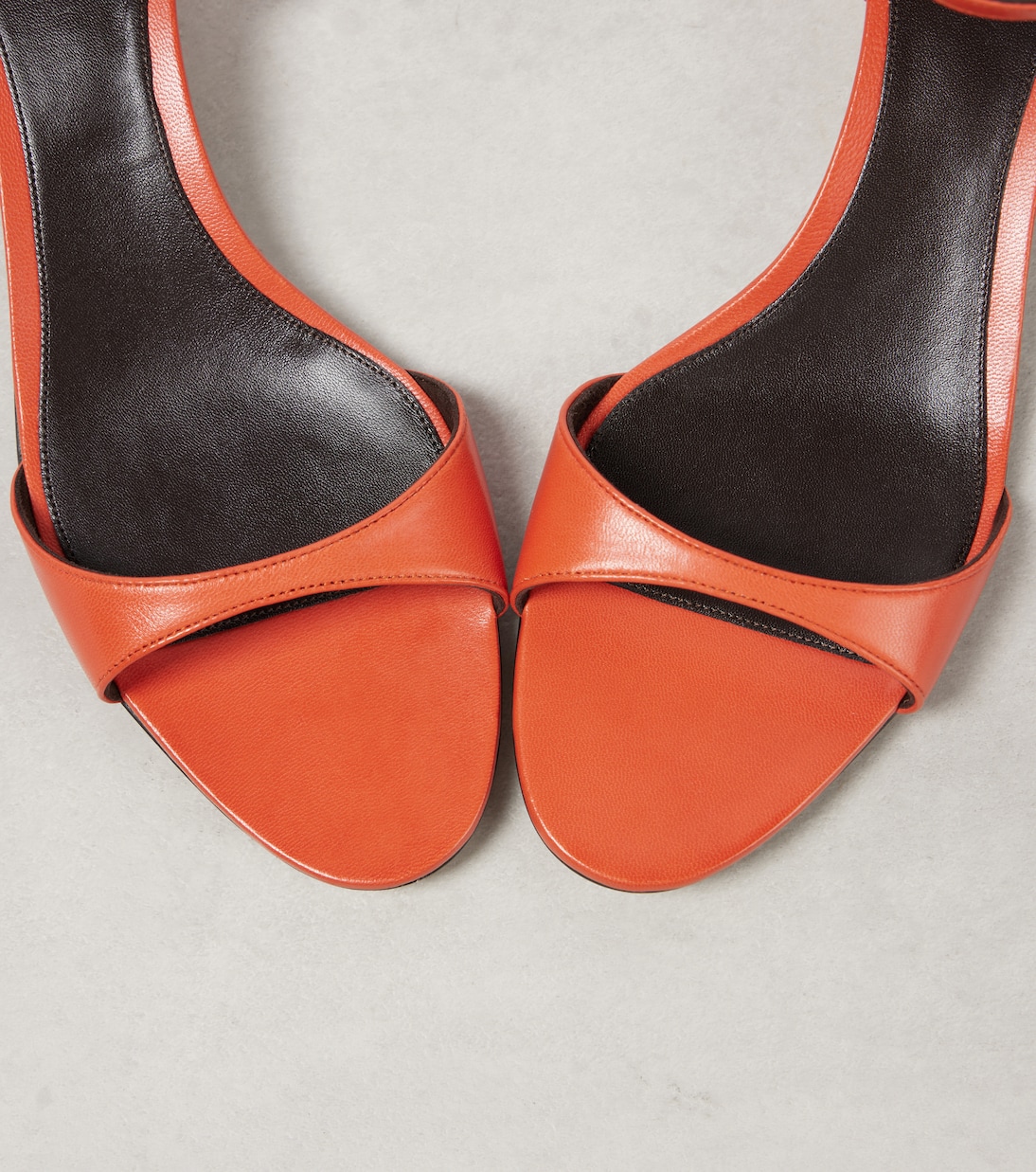 Sandali in pelle Vika 35 - Stile giovane e moderno