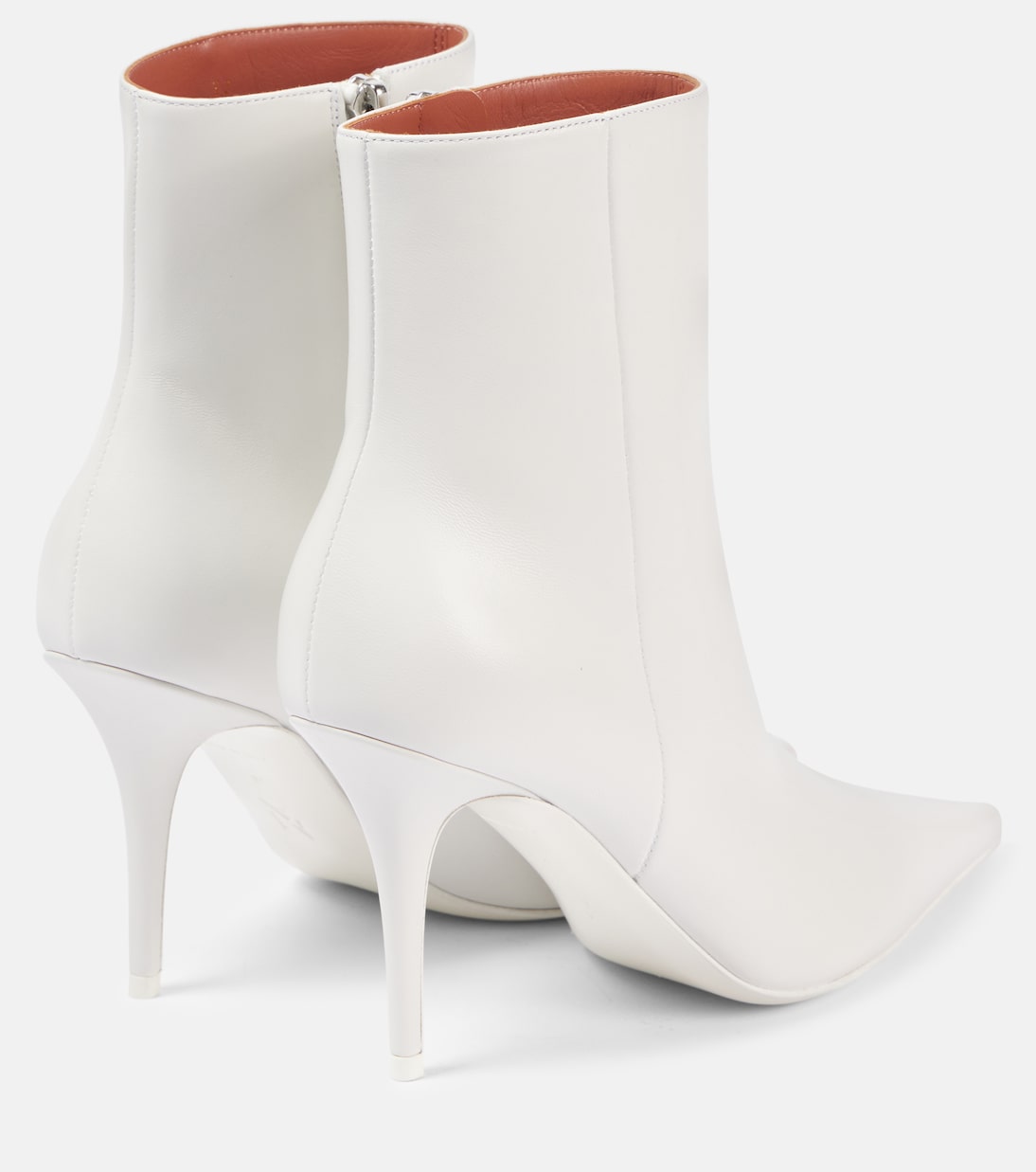 Stivali in pelle Barbara 90 di Amina Muaddi per un look giovane e trendy